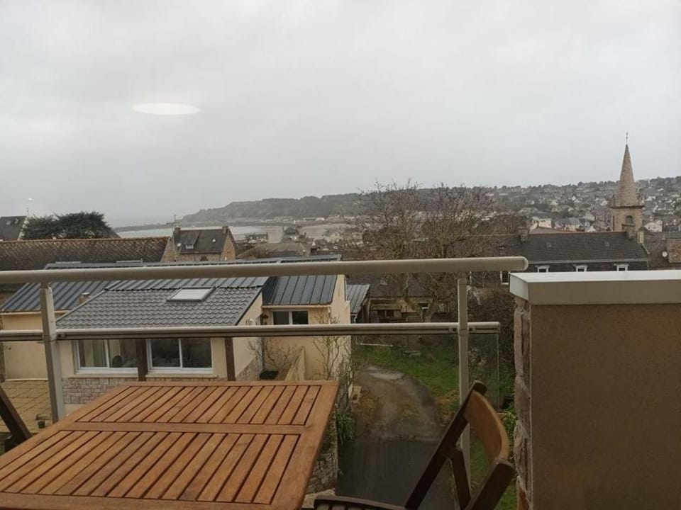 664 - Bel appartement à Erquy, à 400m de la plage du centre offrant une vue en hauteur du Port Apartment in Brittany