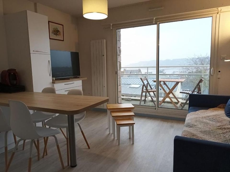 664 - Bel appartement à Erquy, à 400m de la plage du centre offrant une vue en hauteur du Port Apartment in Brittany