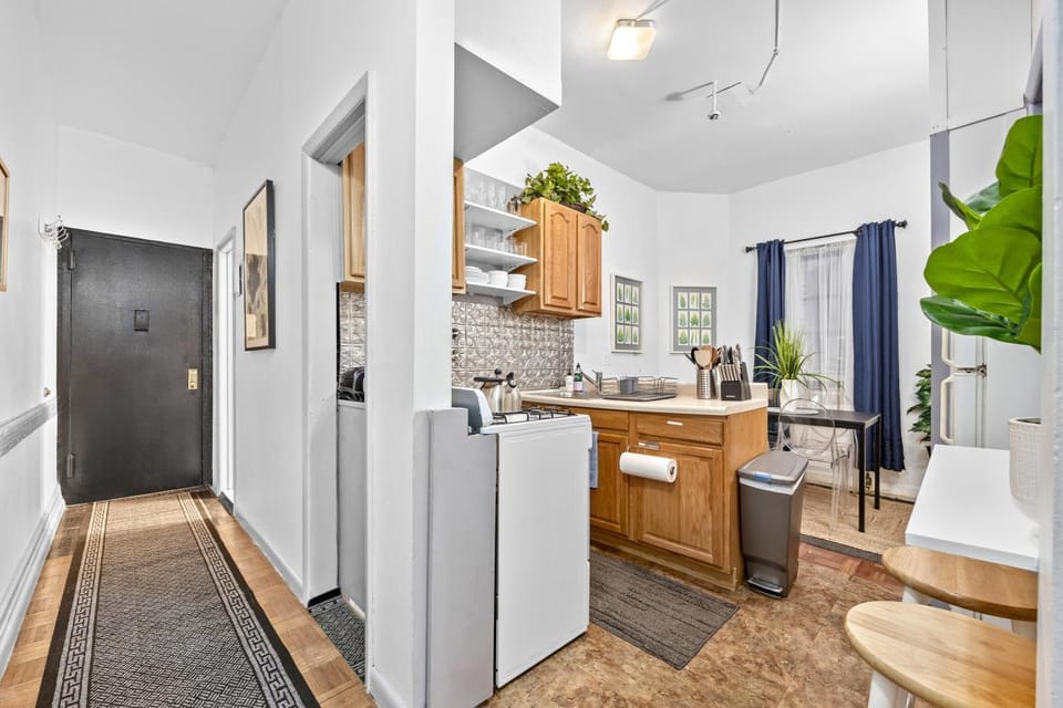 Kitchen or kitchenette, Dining area, oven, stove