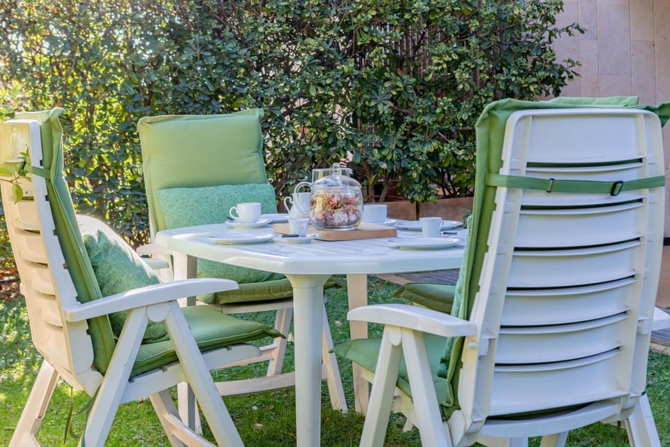 Patio, Day, Garden, Balcony/Terrace, Seating area, Dining area, Garden view