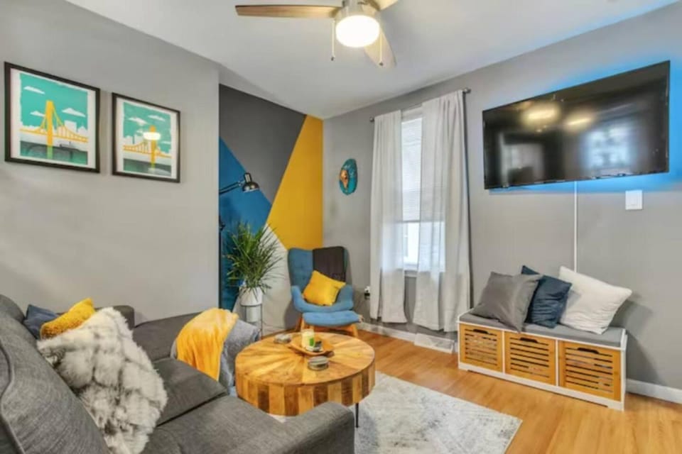Communal lounge/ TV room, TV and multimedia, Seating area, fireplace