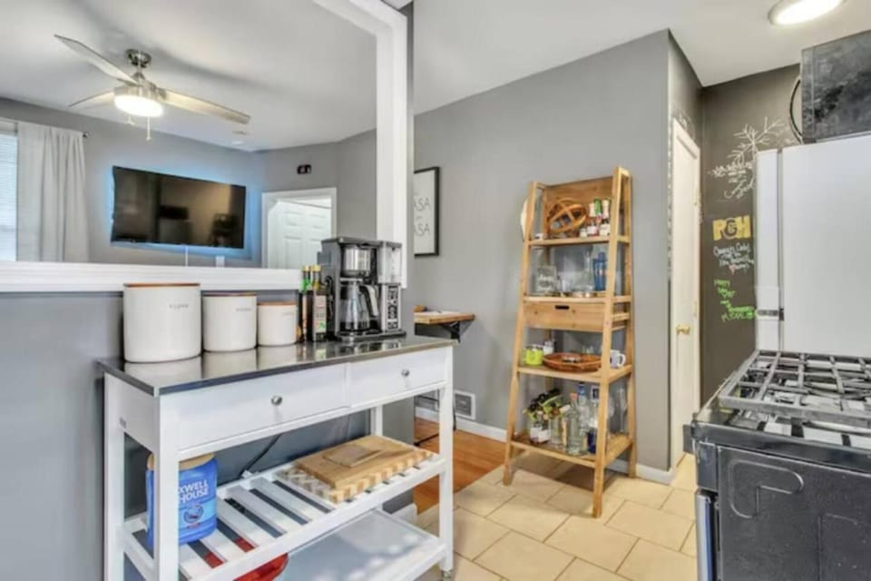 Kitchen or kitchenette, minibar, stove