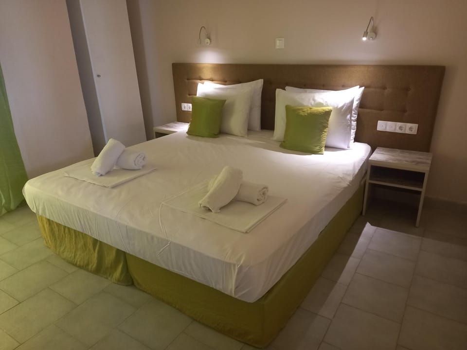 Bedroom, towels