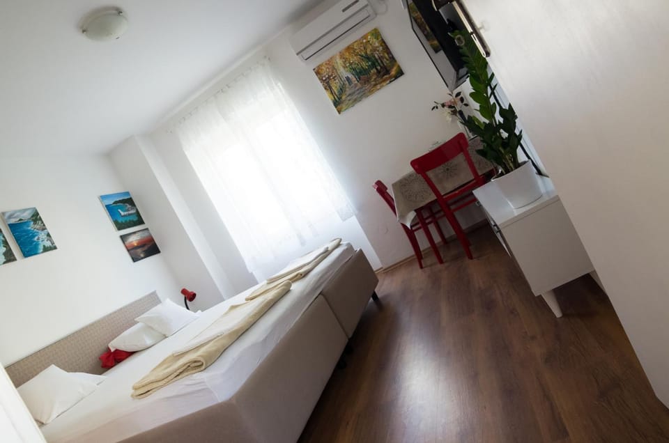 Bed, TV and multimedia, Seating area, Bedroom