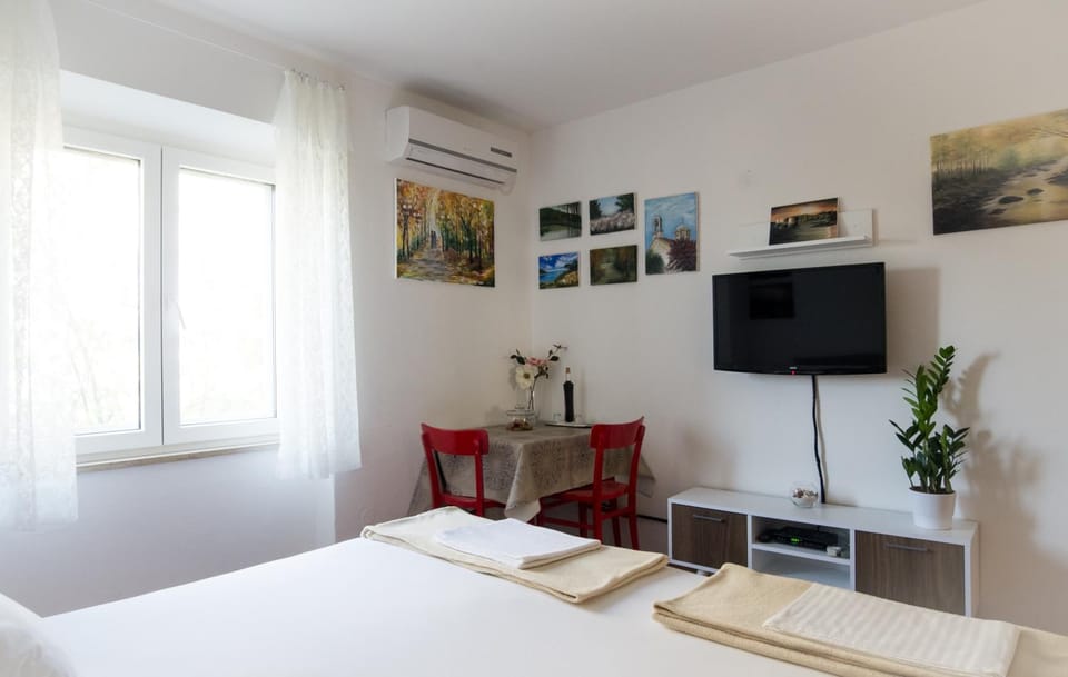 TV and multimedia, Seating area, Bedroom