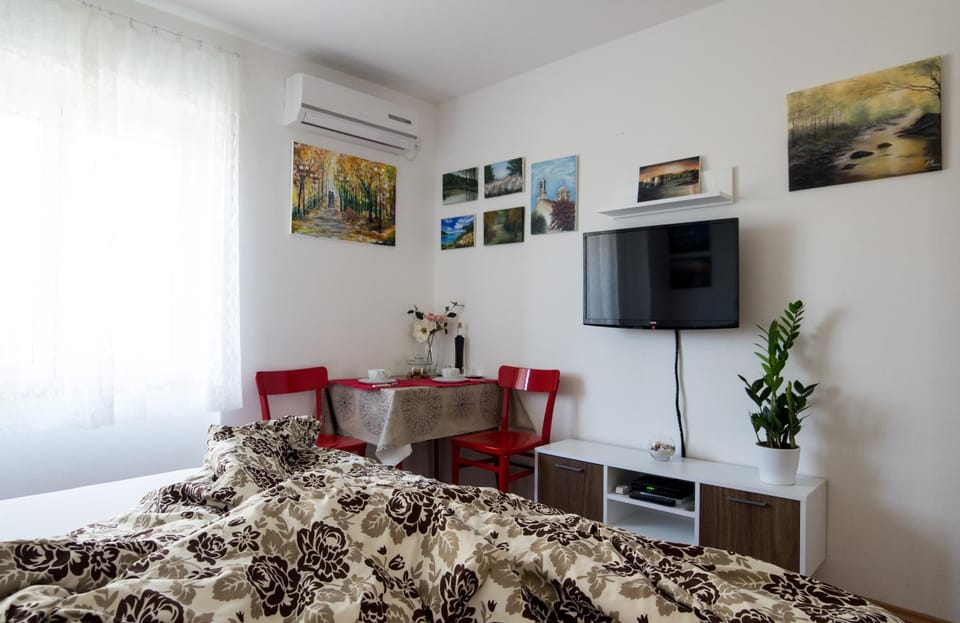 Bed, TV and multimedia, Decorative detail, Seating area, Bedroom