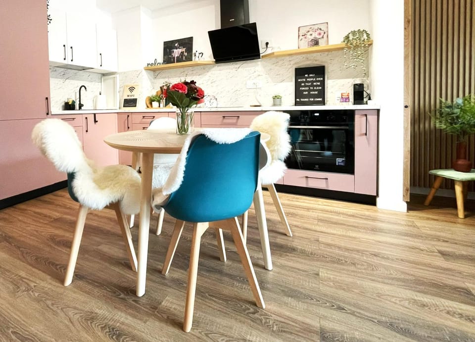 TV and multimedia, Kitchen or kitchenette, Dining area, pet friendly, stove