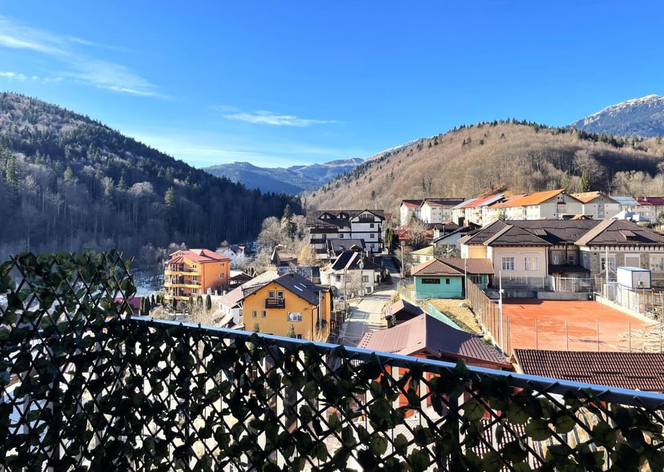 Property building, Nearby landmark, Day, Natural landscape, Balcony/Terrace, City view, Mountain view