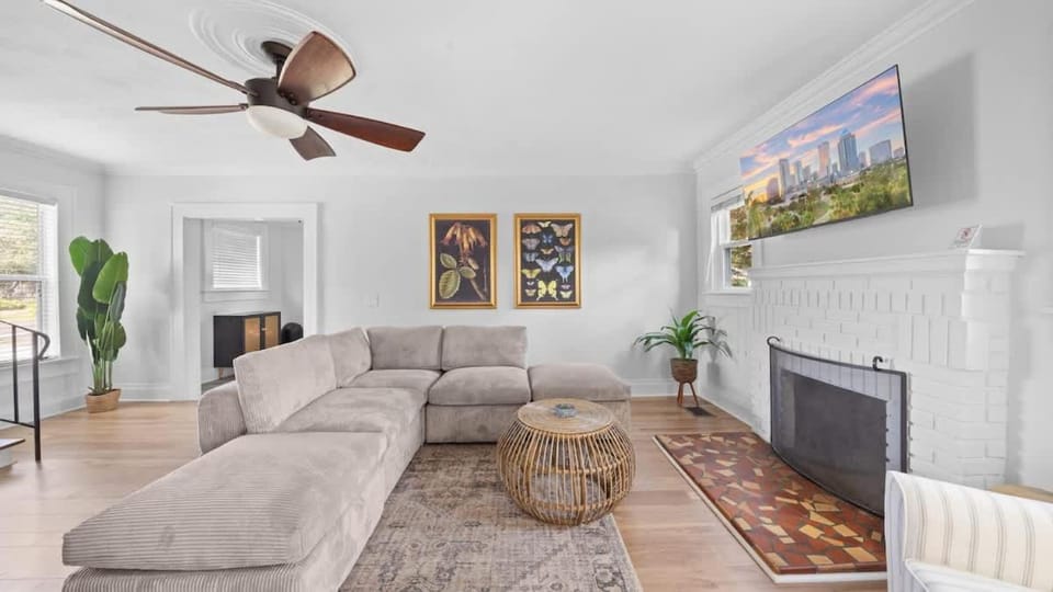 Spacious Modern Farmhouse w/ Private Patio & BBQ! House in Tampa