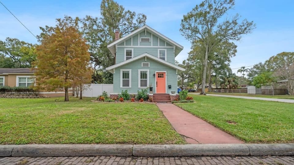 Spacious Modern Farmhouse w/ Private Patio & BBQ! House in Tampa