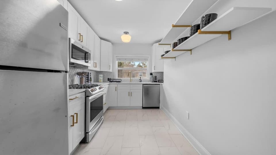 Spacious Modern Farmhouse w/ Private Patio & BBQ! House in Tampa