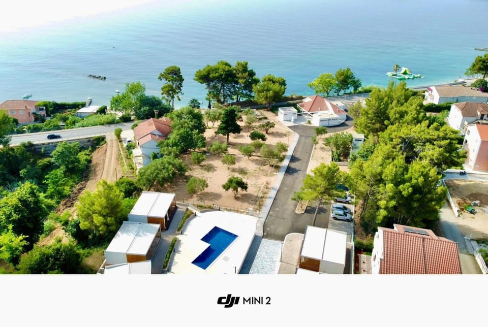 Property building, Day, Neighbourhood, Natural landscape, Bird's eye view, Sea view, Street view