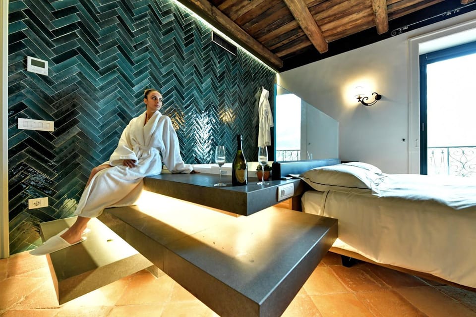Bed, Hot Tub, Bedroom