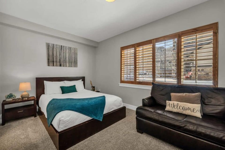 3BD Olympic Park Condo on FREE Shuttle Line House in Summit Park