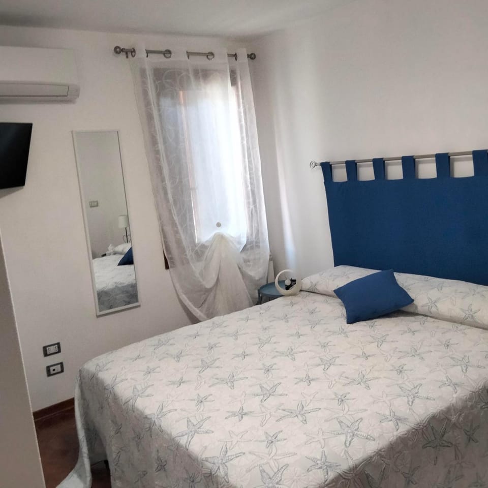 Bed, TV and multimedia, Photo of the whole room, Bedroom, air conditioner