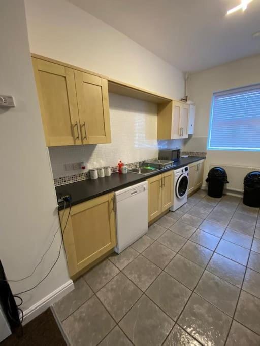 Huge 6 Bed house & 6 Bathrooms. House in Boston