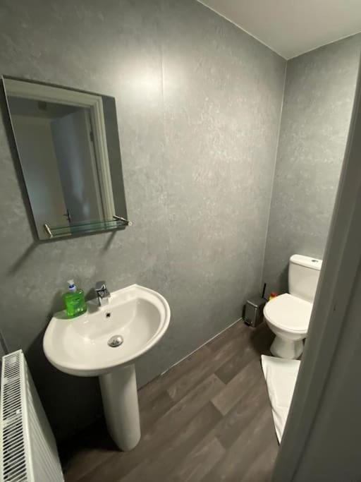 Huge 6 Bed house & 6 Bathrooms. House in Boston
