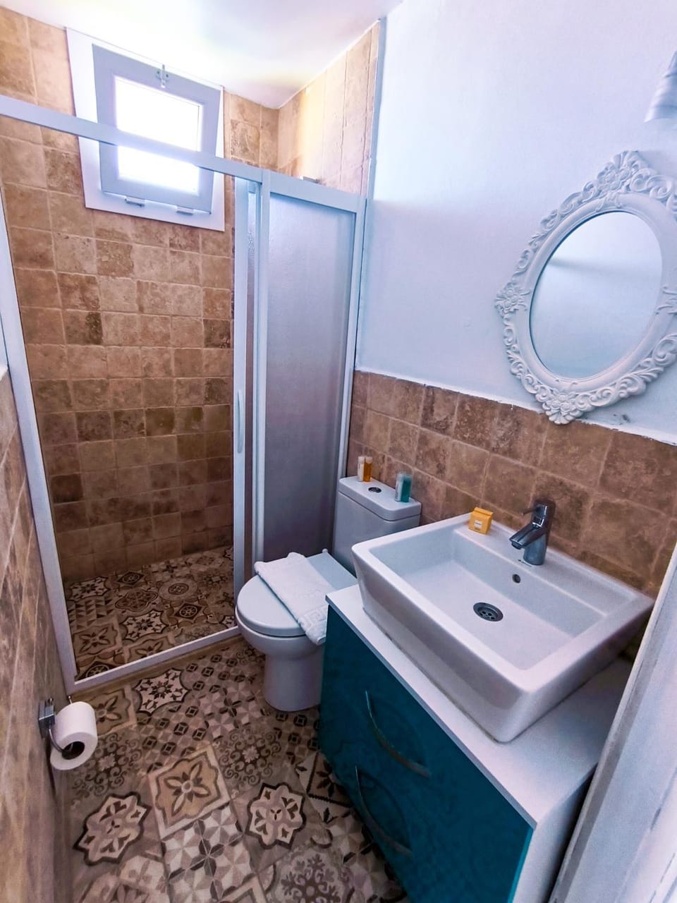 Shower, Toilet, Bathroom, towels
