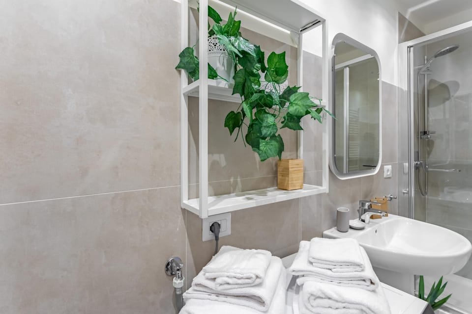 Shower, Toilet, Bathroom, bidet, towels