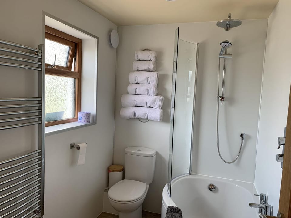 Shower, Toilet, Property building, Bathroom, towels