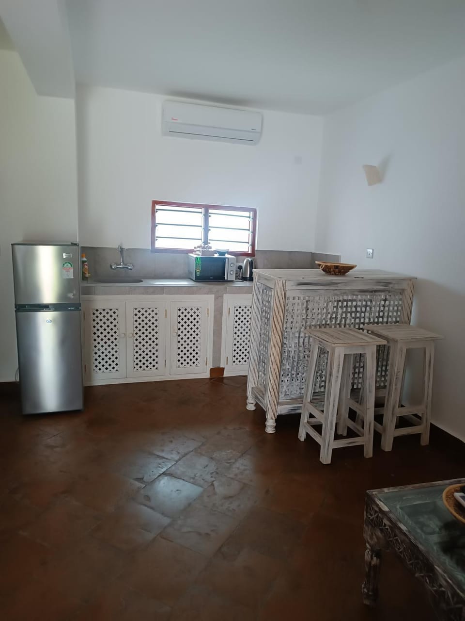 Kitchen or kitchenette, minibar