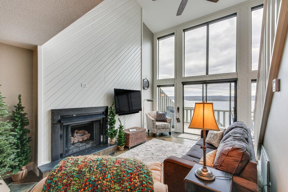 Tennessee River Vacation Rental w/ Deck + View! House in Pickwick Lake