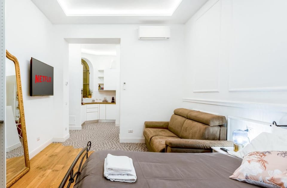 Bed, TV and multimedia, Living room, Photo of the whole room, Seating area, Bedroom, towels, air conditioner