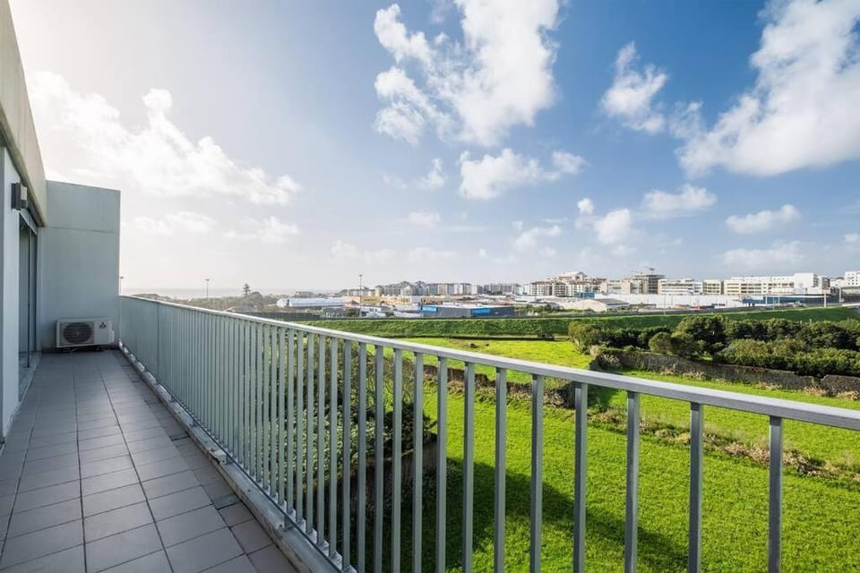 View (from property/room), Balcony/Terrace, City view, Sea view