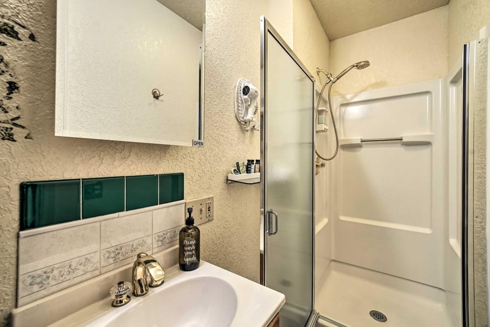 Shower, Toilet, Bathroom, towels