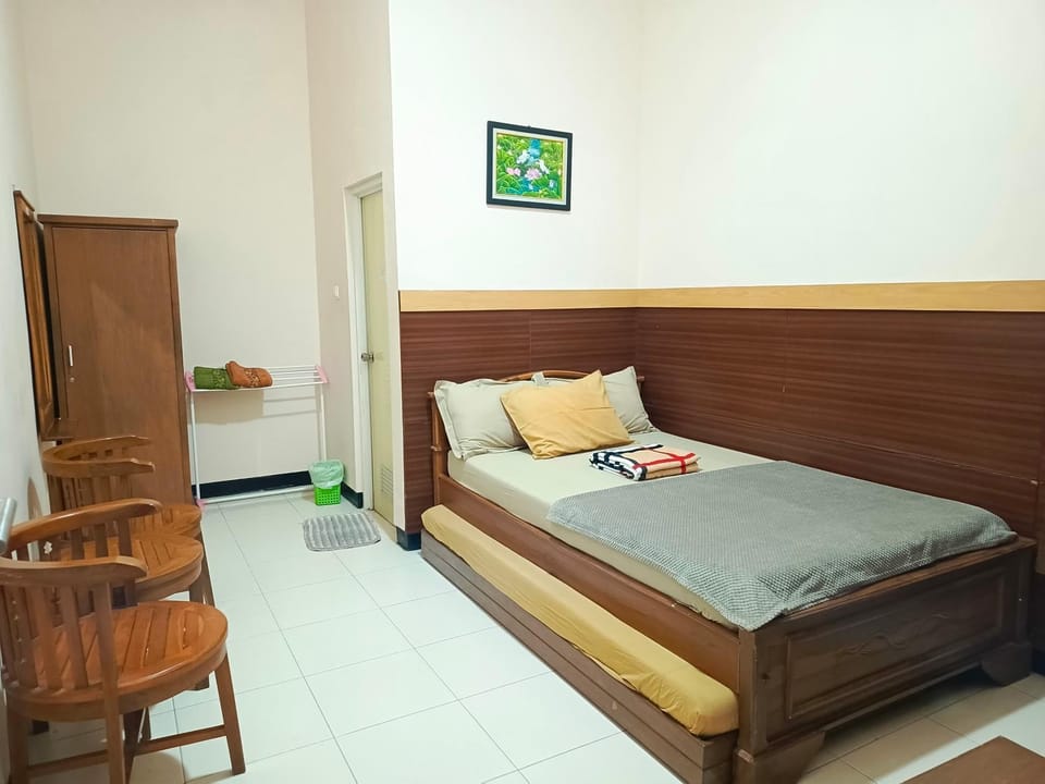 Bed, Photo of the whole room, Seating area, Bedroom