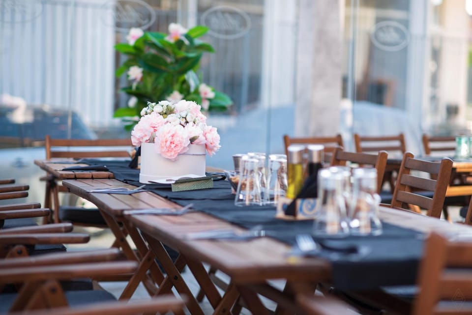Restaurant/places to eat, Day, Food and drinks, Banquet/Function facilities, Food, Drinks