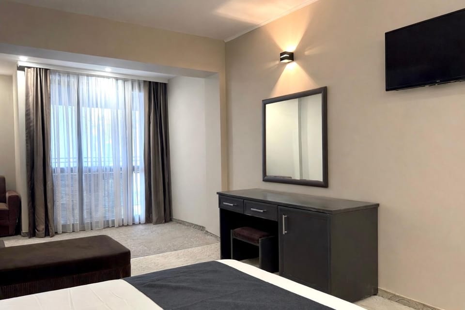 Bed, TV and multimedia, Seating area, heating