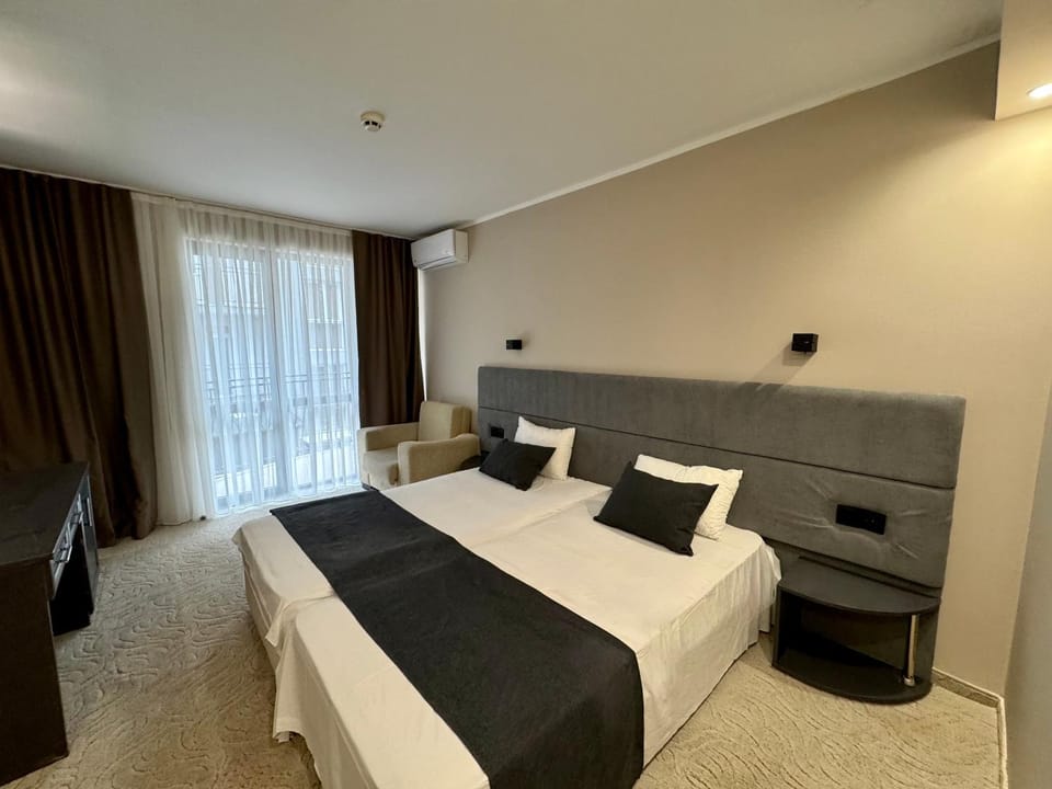 Bed, Photo of the whole room, Seating area, air conditioner