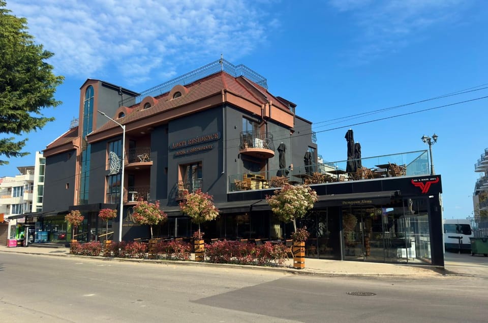 Property building, Day, Neighbourhood, Street view, Location, Parking