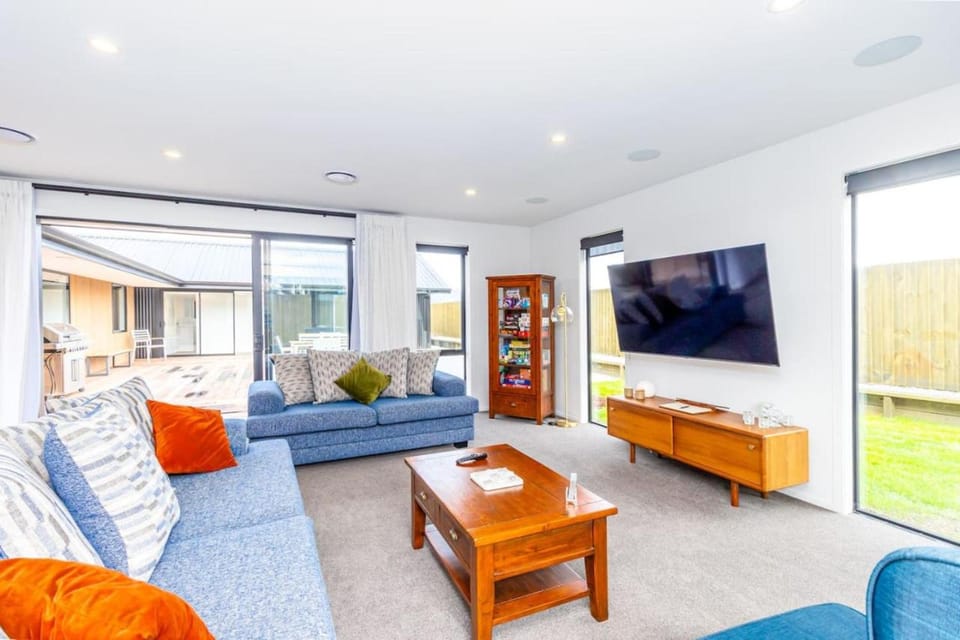 Communal lounge/ TV room, TV and multimedia, Living room, Seating area, Evening entertainment