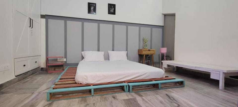 The Barn Noida sector31 House in Noida