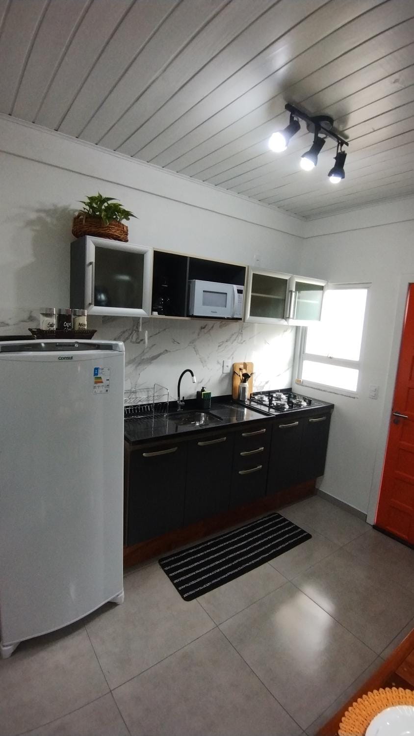 Kitchen or kitchenette, minibar, stove