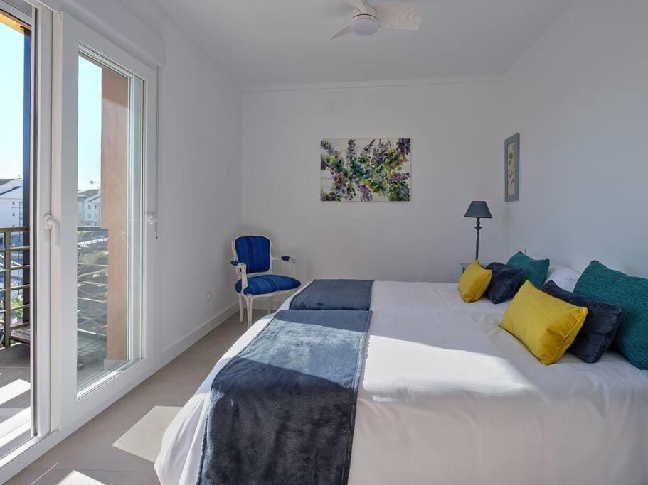 Bed, Photo of the whole room, Bedroom, fireplace