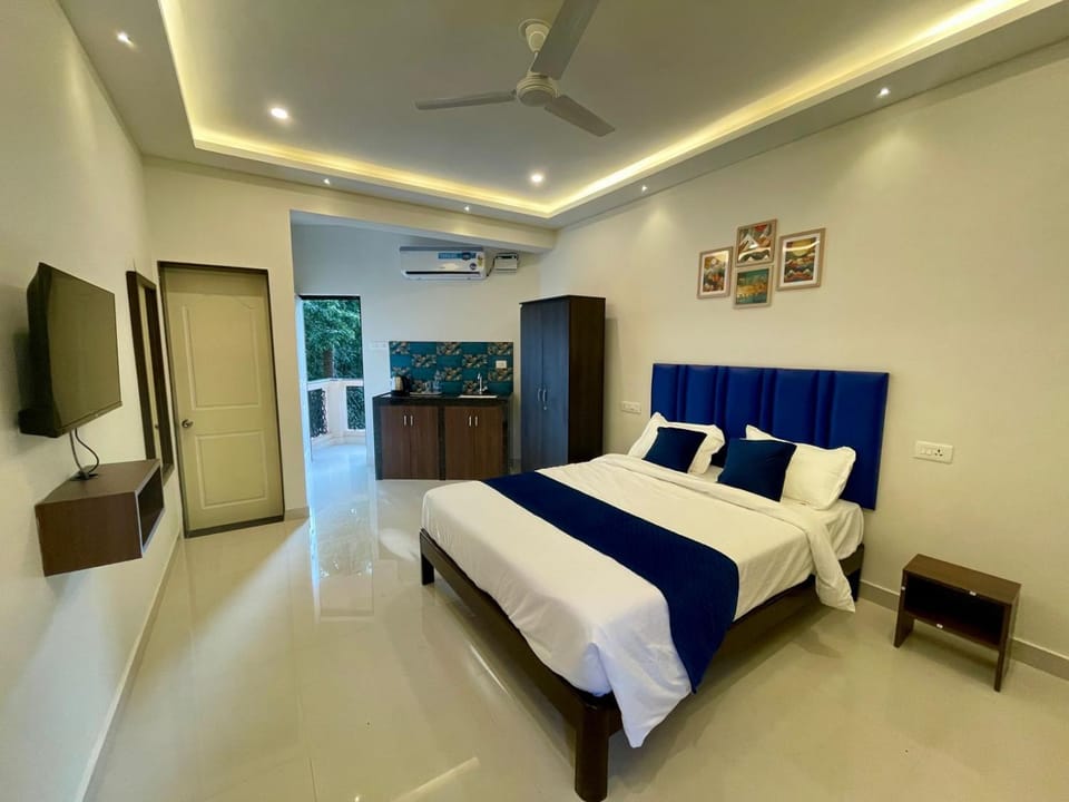 Bed, TV and multimedia, Photo of the whole room, Bedroom, fireplace, air conditioner