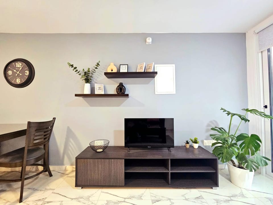 Communal lounge/ TV room, TV and multimedia, Living room, Seating area