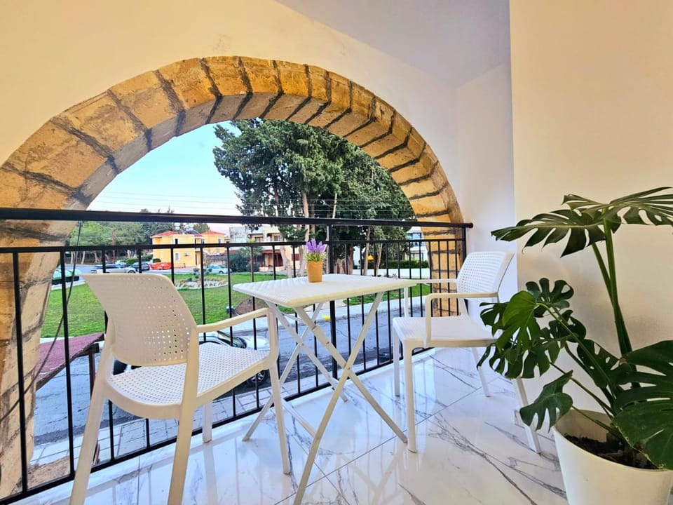 View (from property/room), Balcony/Terrace, Living room