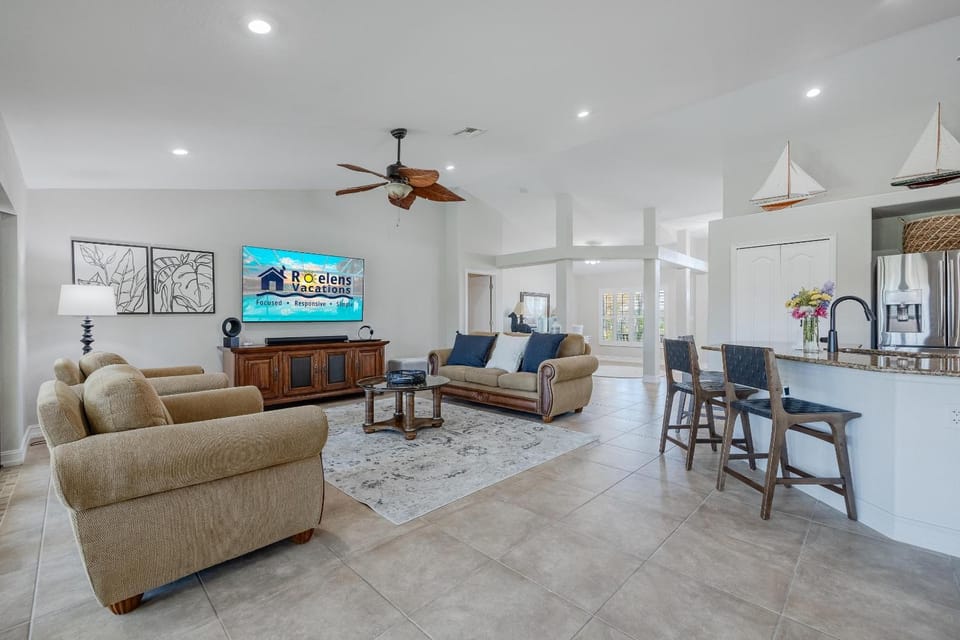 LAKEVIEW!, Heated Pool and Spa -Villa Lakeside Escape - Roelens Vacations House in Cape Coral