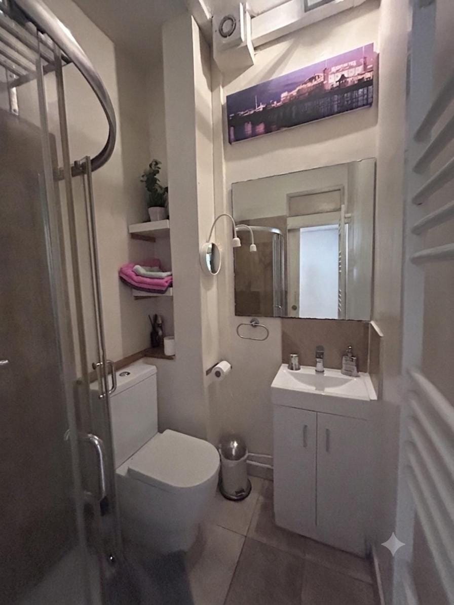 Top Central Artisan Beach Studios with Spa - try for longer term Apartment in Hove
