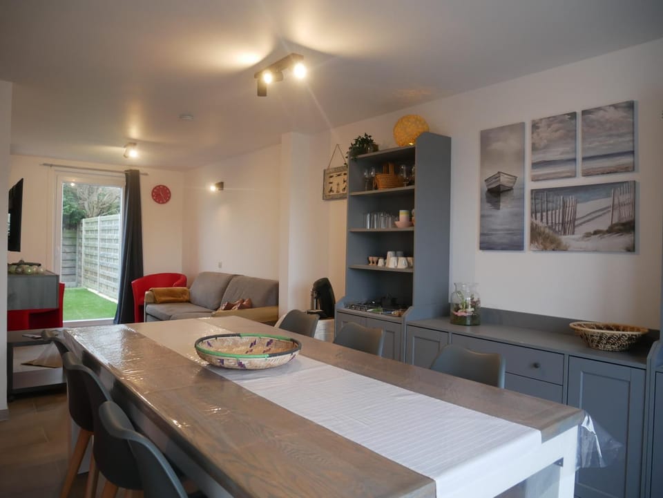 Property building, Living room, Seating area, Dining area