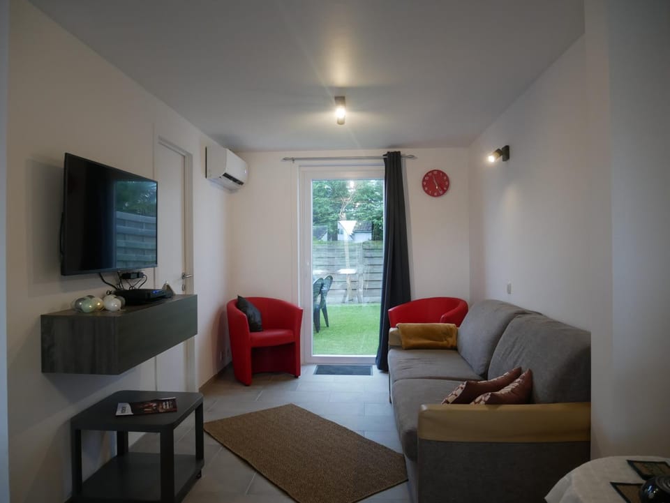 Property building, TV and multimedia, Living room, Seating area