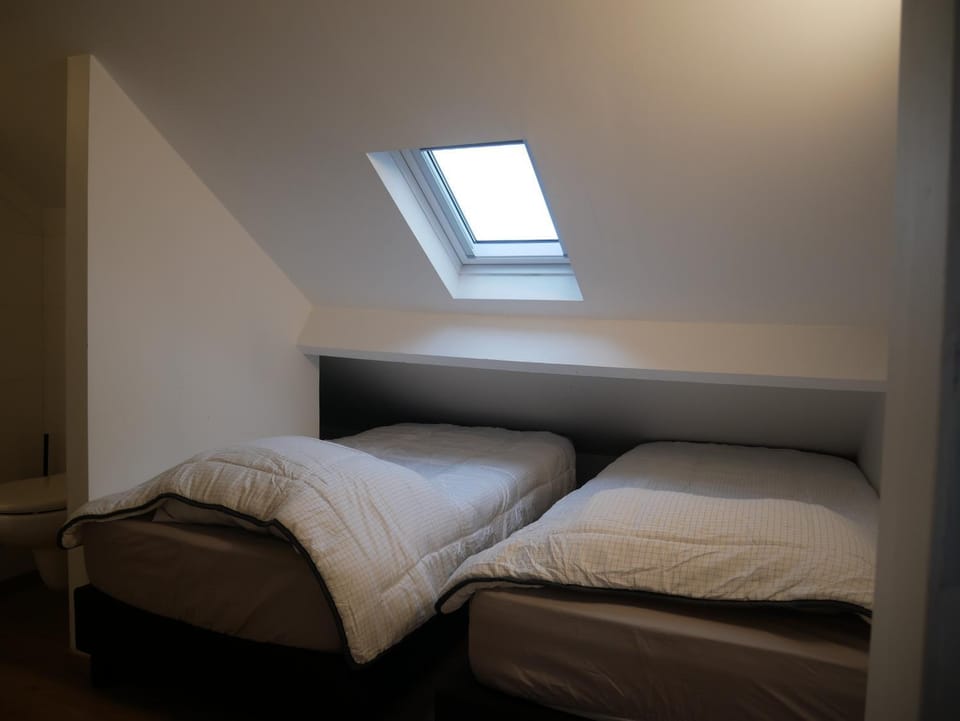 Property building, Bed, Bedroom