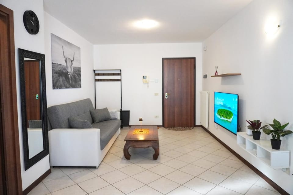 Communal lounge/ TV room, TV and multimedia, Living room, Seating area, Evening entertainment