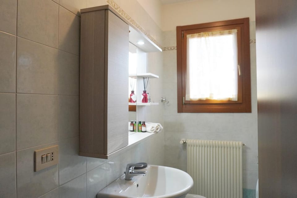 Bathroom, internet