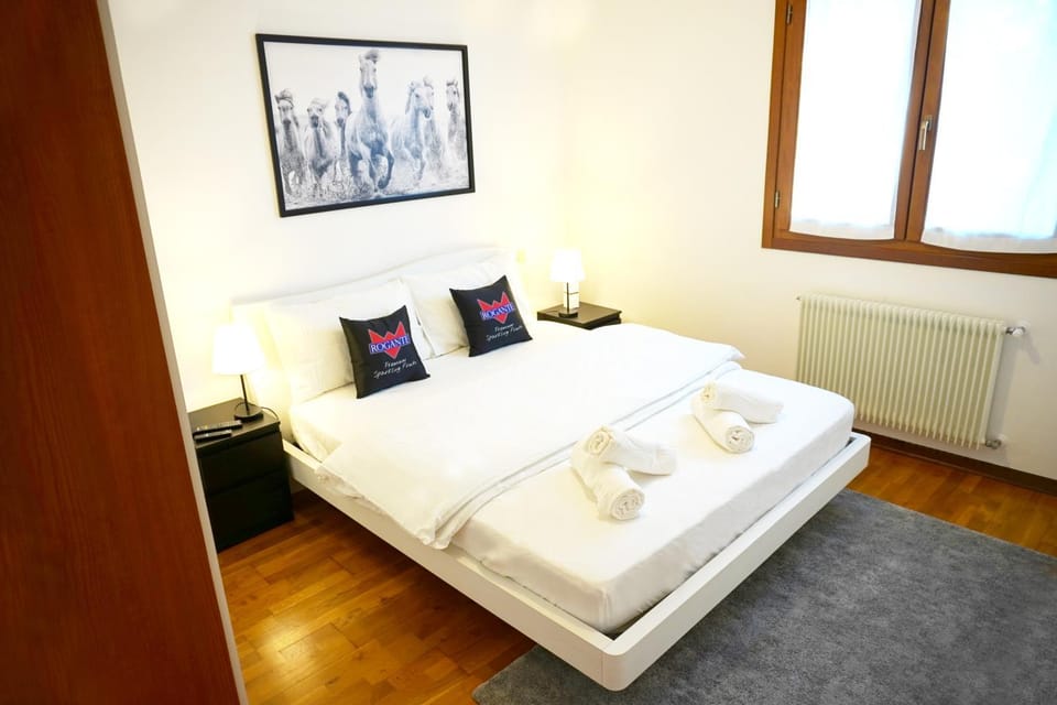 Bed, Photo of the whole room, Bedroom, internet, towels
