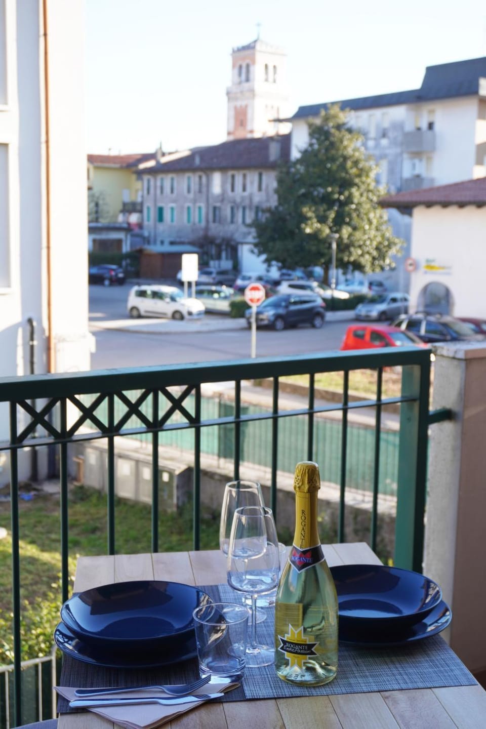 Property building, Day, View (from property/room), Balcony/Terrace, Balcony/Terrace, Food and drinks, Dining area, Drinks, Alcoholic drinks, Location, Parking